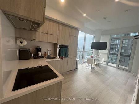 Yonge/Eglinton Beautiful 2Bdrm Lrg Balcony 12Ft Ceiling Modern Kitche