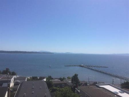 White Rock Ocean View 2 Bedroom 2 Bathroom Spacious 1100sqft Apartment