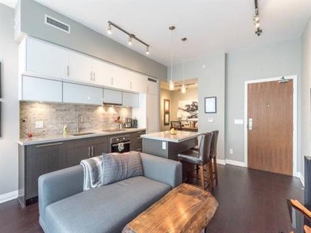 8 MERCER ST. #1812 - MODERN 1BED+DEN/1BATH, LAUNDRY, BALCONY