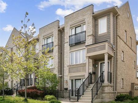 Rare 1 bed, 1 bath townhome, 2 parking FOR RENT - Erin Mills