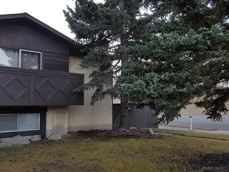 Nice Duplex in Beddington Heights 4 bedrooms | 6 Berkley Gate NW, Calgary