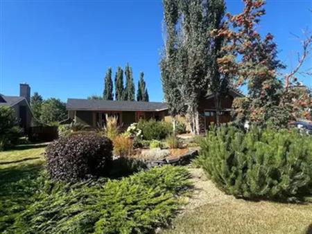 Beautiful home with renovated kitchen, AC, and professional landscaping | 207 Parkglen Crescent Southeast, Calgary