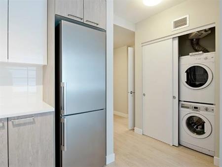 Spacious & Bright One Bedroom W/Amenities!