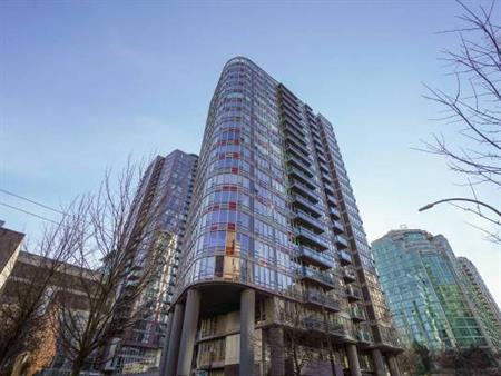 Spacious Apartment Located at the Center of Downtown / Yaletown