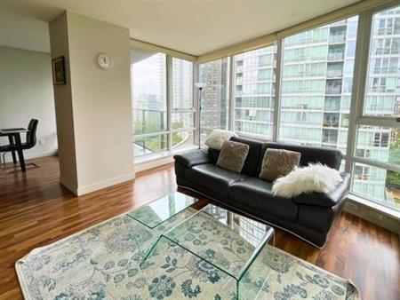 Enjoy the Beauty of Yaletown (Furnished)