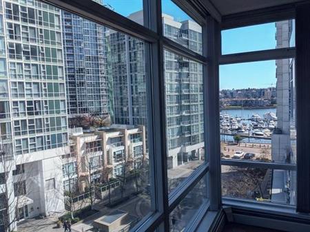 Yaletown Marinaside 1 BED + DEN with Waterview