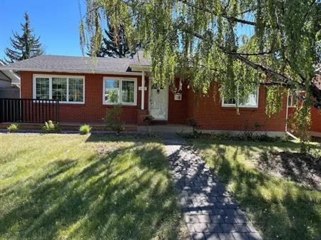 Lakeview 3 BR Bungalow - Private & Quiet | Calgary