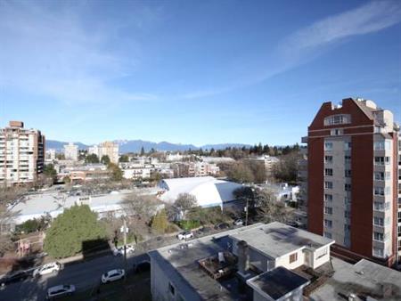 Kerrisdale | South facing & spacious 3 bed 2 bath w/ large balcony!