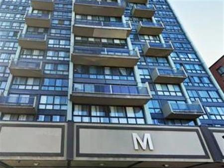 ** Lease transfer** Grand 3 1/2 Monkland, in-unit laundry, A/C