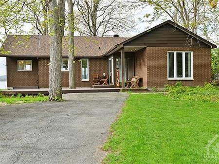 Beachfront bungalow with stunning views of the Ottawa River and Gatine