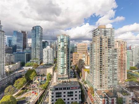 Spacious bright 1BR+Den at Yaletown!