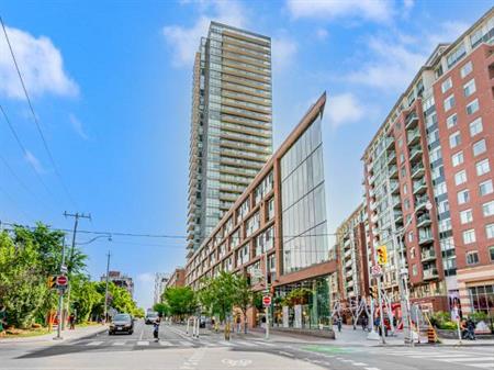 Bright, newly renovated 2b2b condo at Distillery District for rent