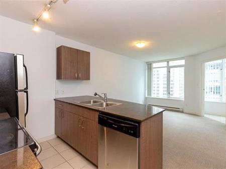 One bedroom plus den plus solarium - The Hudson 610 Graville