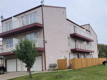 Pet friendly townhouse unit in downtown east close to river valley | 9348 103A Avenue Northwest, Edmonton