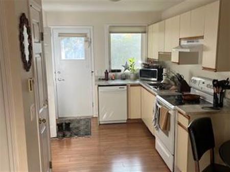 2Bedroom 1 Bath close to KGH/ OC