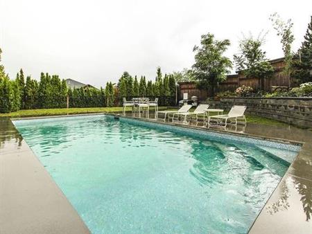 Family home with Pool & Hot-tub