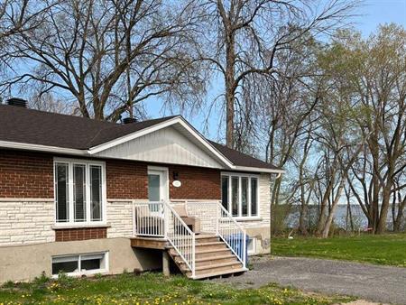 Maison Unifamiliale à Louer En Bordure Du Fleuve Saint-Laurent