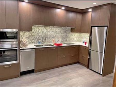 “Luxury 1 Bedroom Apt |29th Floor Views| Steps from Surrey Central | Sept Free