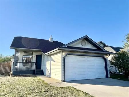 Spacious Detached House with 5-Bedrooms in Citadel NW Calgary 🇨🇦 | 241 Citadel Way Northwest, Calgary