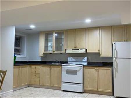 Basement apartmant for rent (est york)