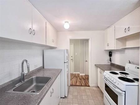 Spacious 1 bedroom +1 bath unit near Lonsdale Quay