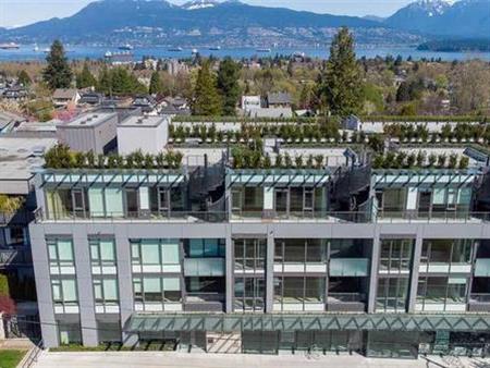 Point Grey Luxury Condo 2 Bedrooms & Den