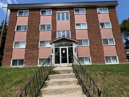 Très Beau Logement De 2 Chambres Situé à