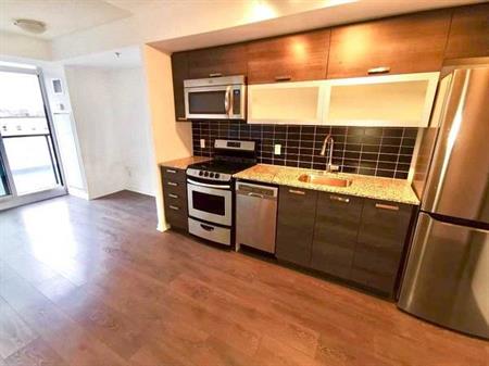 PARKING AND LOCKER INCLD QUEEN WEST 1 BED CONDO