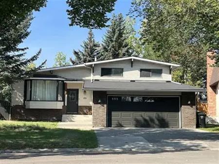 A blend of comfort and charm peaceful, three bedroom, two bathrooms | 555 Woodpark Crescent Southwest, Calgary