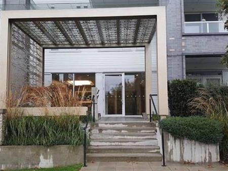 Vancouver West Bright 1Br 1Den Modern Condo Near Skytrain For rent!!