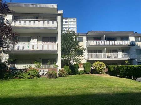 Richmond Center - 1BR apartment walk to Skytrain