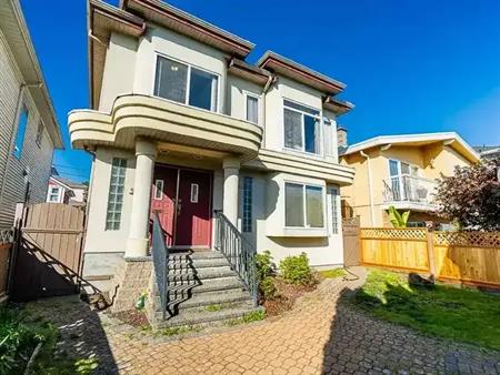 Spacious 3-Bed Upper-Level Home with South-Facing Views – Pet Friendly | 381 East 57th Avenue, Vancouver