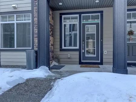 3 Bedroom 2.5 Bathroom Executive Townhouse– Fully Furnished | Calgary