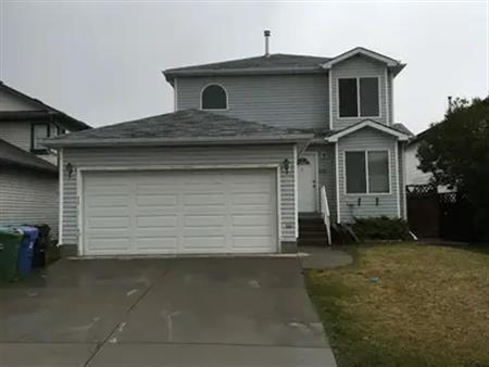 3 Bedroom 2.5 Bathroom Double Garage Backing onto Green Space House | 126 Saratoga Close Northeast, Calgary