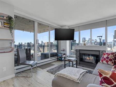 1 Bedroom + Den w/ Incredible Views DT