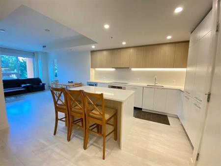 *Surrey Central-SFU Surrey* Furnished 1 bed private bath in a 2B2B *素里中心