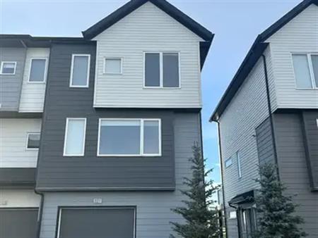 Beautiful 3 Bedroom Townhome Near Airport and Great Pondview | Calgary