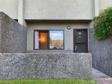 3 Bedroom, 1 Bathroom Townhouse in the beautiful area of Esquimalt!