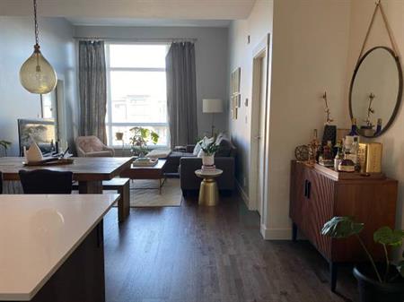 Close to 900sq.ft. this 2-bed 2-bath 4th floor unit (QL06)