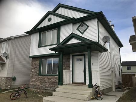 3 BedRoom, 2.5 Baths Beautiful Mainfloor in Saddle Ridge | Calgary