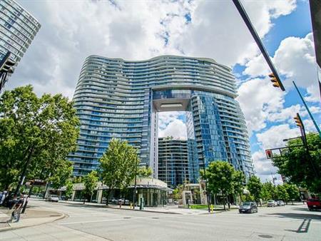 Modern 1 Bed, 1 Bath, Den, Parking, Downtown, Balcony & More!