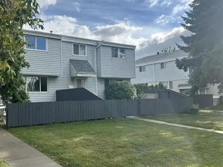 Cozy Townhouse in Quiet Neighborhood | 30 McLeod Place Northwest, Edmonton