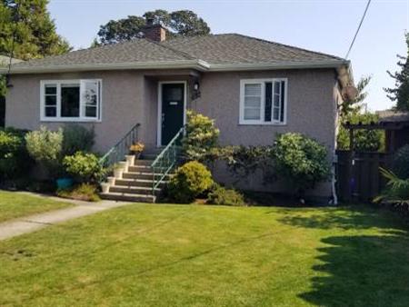 Oak Bay - Estevan bungalow near Willows Beach, whole house