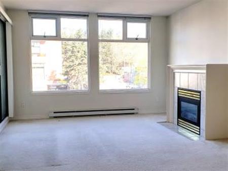 $2200 / 1br - 664ft2 - This bright and spacious 1 bedroom + den with