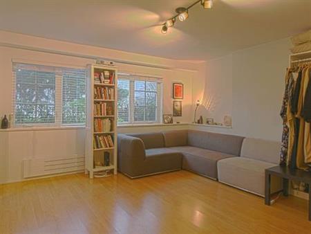 Beachfront Studio Steps from Kits Beach- Unfurnished - Nov 1st