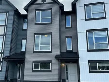 Modern Townhouse in Prime Calgary Location | 40 Evanscrest Manor Northwest, Calgary