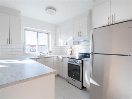 Renovated 2-Bedroom Apartment - Available Now - 390 Boul. Côte-Vertu, Montréal