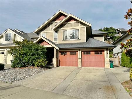 Popular~ Large 3 bedrooms 2 baths upper house home in Bear Mountain