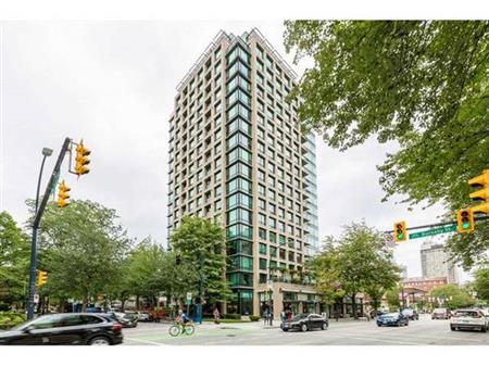 Superb Studio plus Den in heart of Vancouver DT