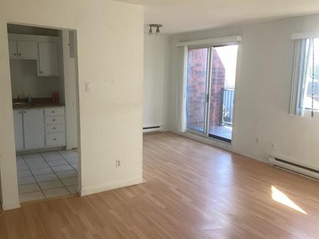 1 chambre (3-1/2) à Boucherville, disponible immédiatement ou 1er Novembre